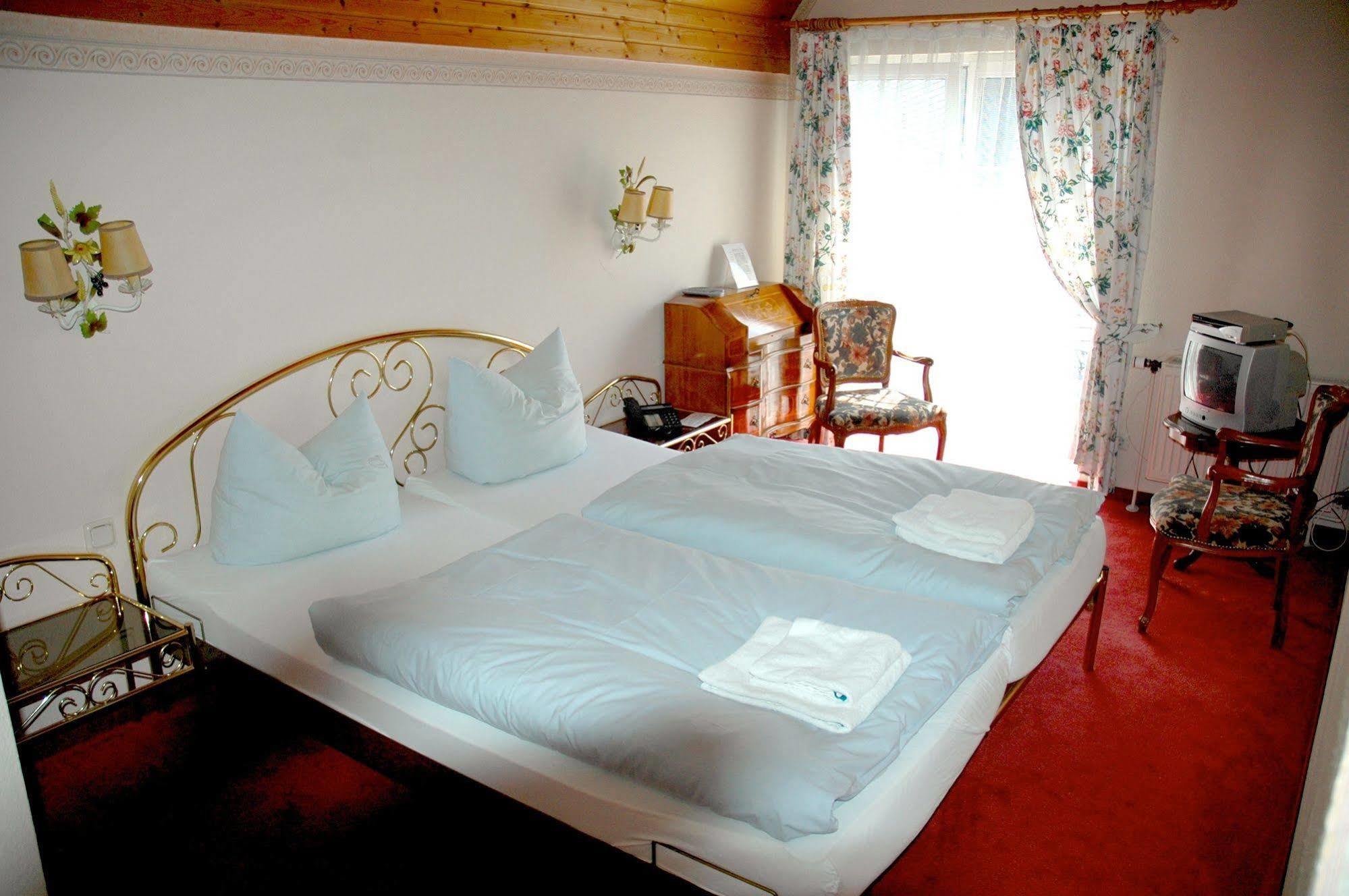 Zum Neuen Schwan Hotel Walluf Екстериор снимка